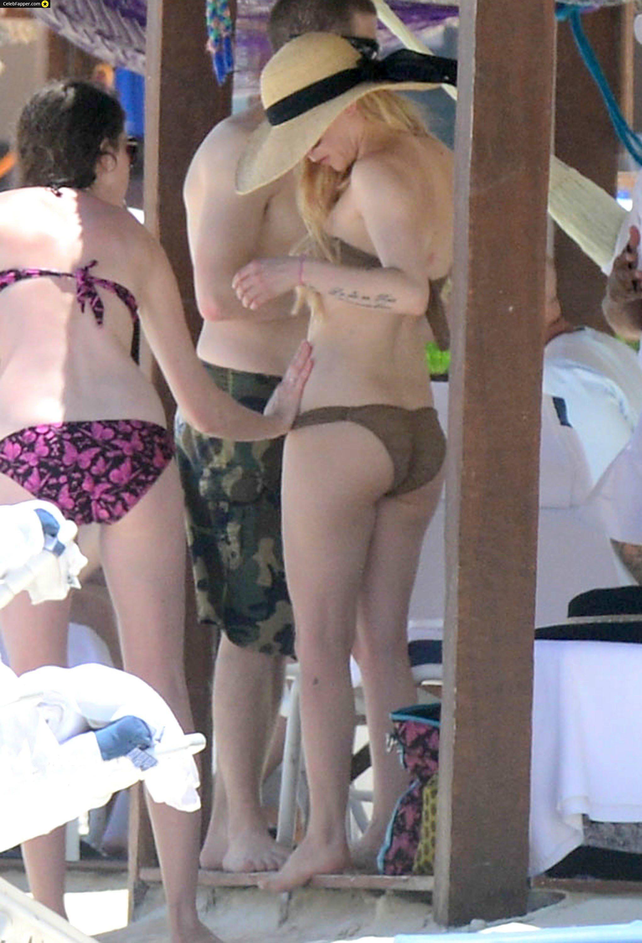 avril lavigne bunda rabo bikini